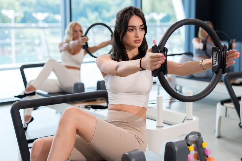 Упражнение с изотоническим кольцом на реформере, студия AirFit